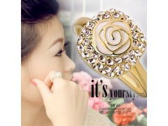 韓潮涌動(dòng)，璀璨情緣 義烏飾品直銷網(wǎng)引領(lǐng)滿鉆山茶花戒指新風(fēng)尚